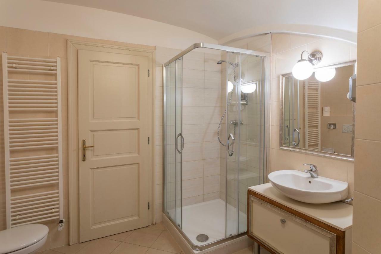 Three Golden Crowns Apartments Prag